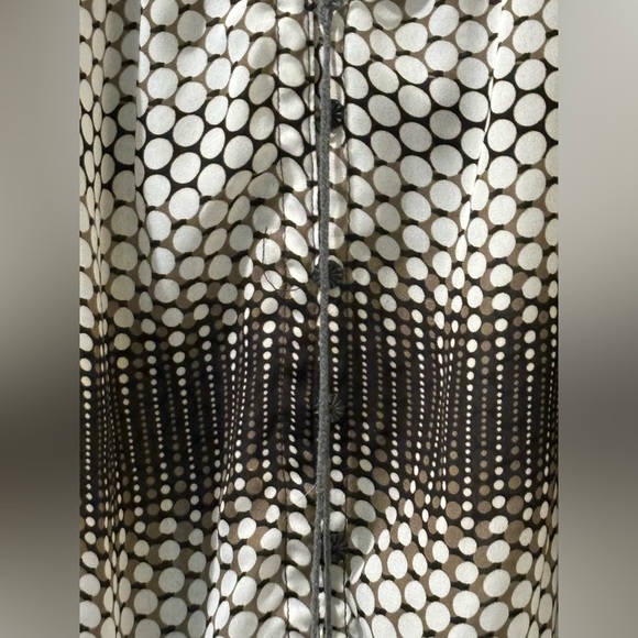 Signature by Larry Levine Woman, brown and white ruffled blouse. Size 1x. - Picture 7 of 9